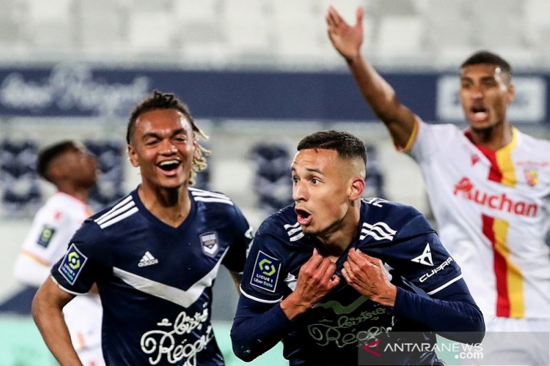 Bordeaux midfielder Mehdi Zerkane (right) celebrates his goal against RC Lens.